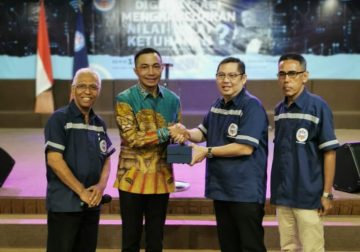 Ketua PGLII Kota Bandung, Pdt. Abednego Berikan Penghargaan Kepada Ev. Dharma Pongrekun